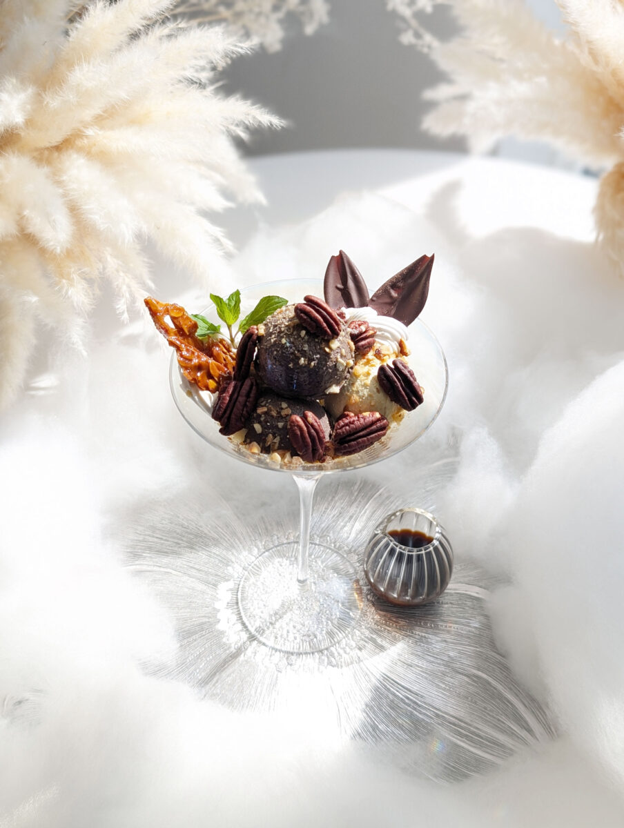 Ample Pecan & Caramel Affogato（アンプル・ピーカン＆キャラメル・アフォガード）の斜めからの写真